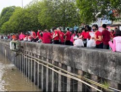 Menjelang Imlek, Warga Konghucu Berau Lepas Ikan Lele ke Sungai Segah