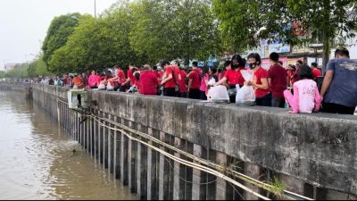 Menjelang Imlek, Warga Konghucu Berau Lepas Ikan Lele ke Sungai Segah