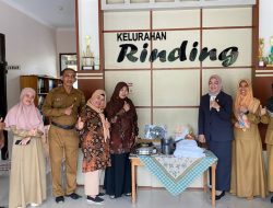 Sri Kumalasari, Turut Mendukung Pelaku Batik Kelurahan Rinding Dengan Berikan Bantuan Berupa Alat Membatik