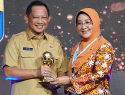 Komitmen Berikan Layanan Kesehatan, Bupati Terima Penghargaan Anugerah UHC Award 2023
