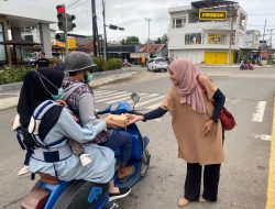 Tingkatkan Sinergitas, PWI dan SMSI Berau Kolaborasi Bagikan Takjil di Jalan