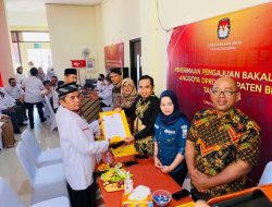 Menjadi Pendaftar pertama di KPU , Bacaleg Pengusung Partai PKS mendaftarkan diri ke KPU