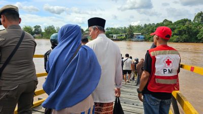 PMI Kabupaten Berau Berpartisipasi Membantu Proses Penyeberangan Warga