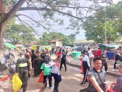 Puluhan personil Satpol PP terjun ke PSAD untuk membersihkan sampah di pasar tradisional tersebut
