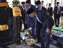 Andi Harun Beserta Jajaran Melakukan Ziarah Ke Makam Salah Satu Pendiri Kota Samarinda