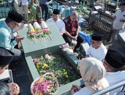 Rusmadi Bersama Para Pejabat Pemkot Samarinda Ziarah Ke Makam Pemimpin Samarinda