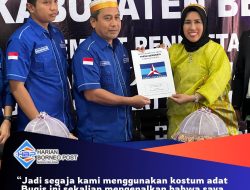 Menggunakan Costum Adat Bugis, Marhana Bersama Rombong Mengambil Formulir Pendaftaran Balon Kepala Daerah di Demokrat