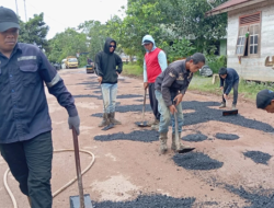 DPUPR Berau Lakukan Perbaikan Jalan Berlubang di Daerah Gunung Panjang