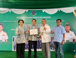Ketua Berau Marine Family Nuhgrahi Mawan (Ahong) Berikan Ucapan Kepada capt. Marsri Tulak Dan Dedi Yuwono Diacara Pisah Sambut Kepala KUPP Tanjung Redeb