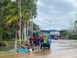 Petugas Bandara Kalimarau Inisiatif Bersihkan Saluran Drainase