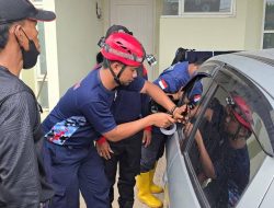 Anak Terkunci di Mobil, Damkar Berau Lakukan Evakuasi Dramatis