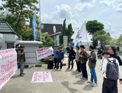 Mahasiswa Berau Kepung Kantor Gubernur, Bongkar Dugaan Pemalsuan SK PDAM dan Tertutupnya Data Reklamasi Tambang