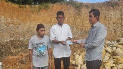 Peletakan Batu Pertama Mushola AT-Taqwa di Gang Garuda, Agus Uriansyah Berikan Bantuan Tunai