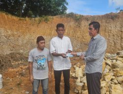 Peletakan Batu Pertama Mushola AT-Taqwa di Gang Garuda, Agus Uriansyah Berikan Bantuan Tunai