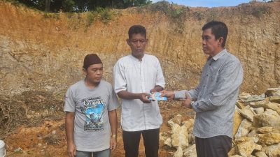 Peletakan Batu Pertama Mushola AT-Taqwa di Gang Garuda, Agus Uriansyah Berikan Bantuan Tunai