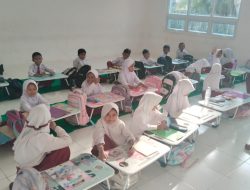 Gedung Baru Belum Lengkap Sarana Prasarana, Siswa SDN 013 Samarinda Terpaksa Belajar Lesehan