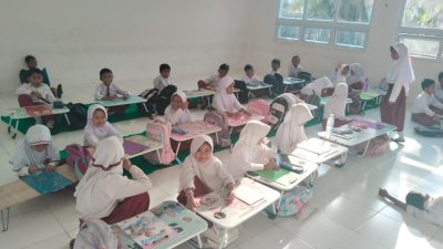 Gedung Baru Belum Lengkap Sarana Prasarana, Siswa SDN 013 Samarinda Terpaksa Belajar Lesehan