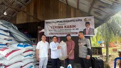 Helmi Salurkan 7,5 Ton Pakan dan 68 Ribu Bibit Nila untuk Pokdakan Bengkuring